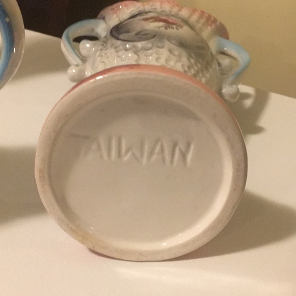 Rare Taiwan floral double handled vases - Picture 7 of 8